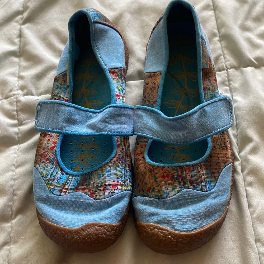 Keen comfortable casual athletic flats. 7.5